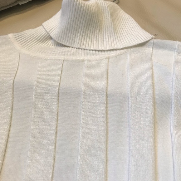 Carmen Marc Valvo Turtleneck - Picture 4 of 15